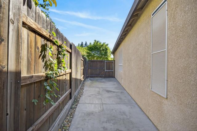 1272 Trehowell Dr, Roseville, CA 95678