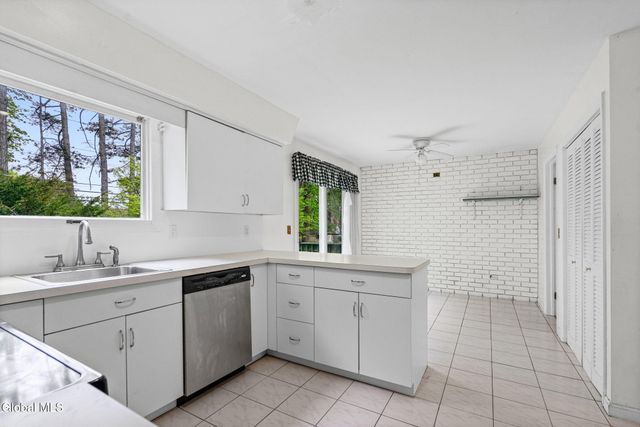 92 Fleetwood Avenue, Albany, NY 12209