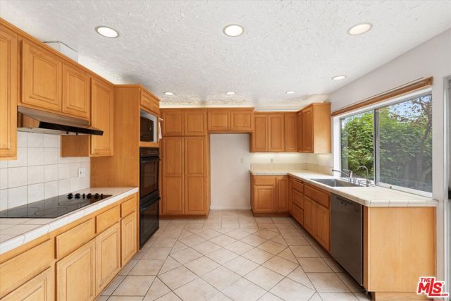 2243 Newquist Court, Camarillo, CA 93010