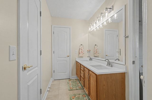 877 Glenraven Dr, Clarksville, TN 37043