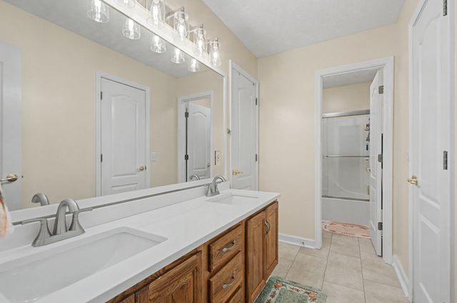 877 Glenraven Dr, Clarksville, TN 37043