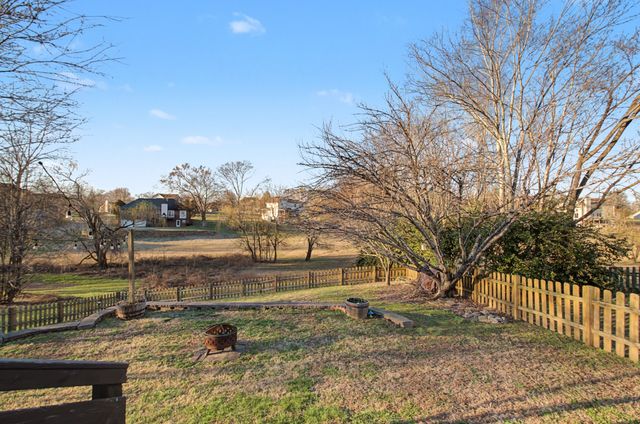 877 Glenraven Dr, Clarksville, TN 37043