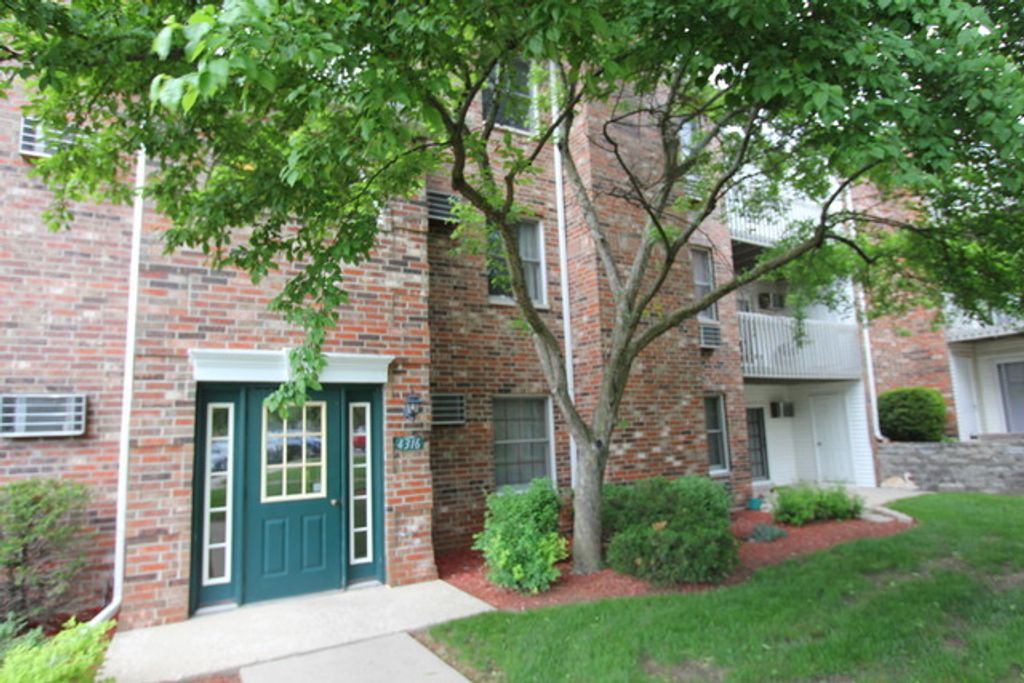 4316 W Shamrock Lane 2D, Mchenry, IL 60050