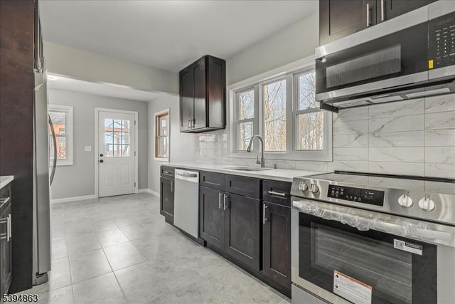 7 Flanders Rd, Mount Olive Twp., NJ 07828