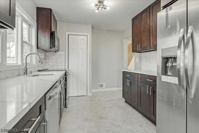 7 Flanders Rd, Mount Olive Twp., NJ 07828