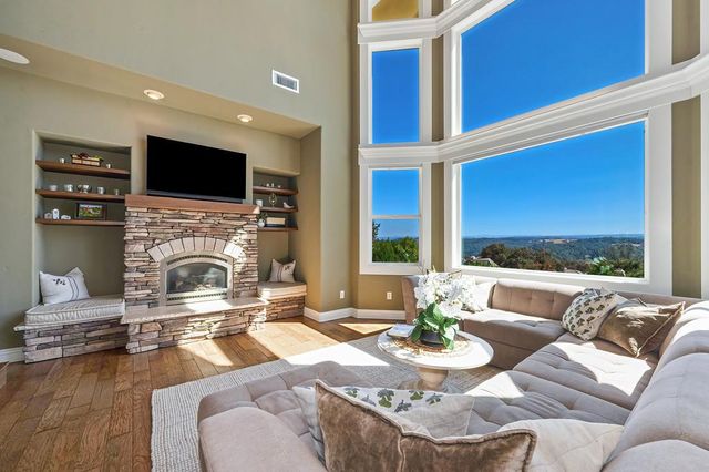 585 Riverview Dr, Auburn, CA 95603