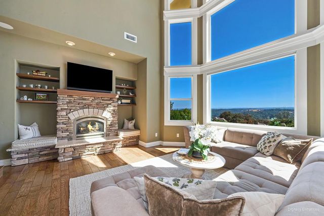 585 Riverview Dr, Auburn, CA 95603