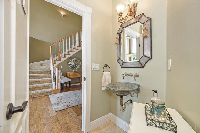 585 Riverview Dr, Auburn, CA 95603