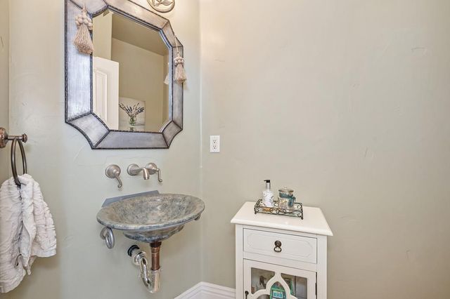 585 Riverview Dr, Auburn, CA 95603
