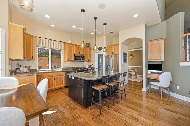 585 Riverview Dr, Auburn, CA 95603