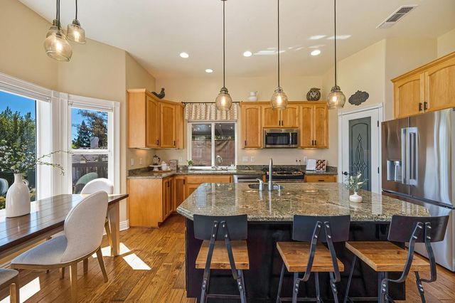 585 Riverview Dr, Auburn, CA 95603