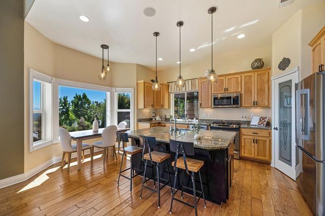 585 Riverview Dr, Auburn, CA 95603