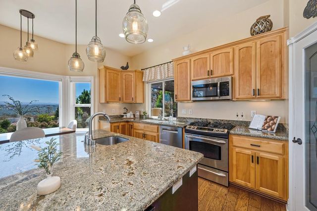 585 Riverview Dr, Auburn, CA 95603