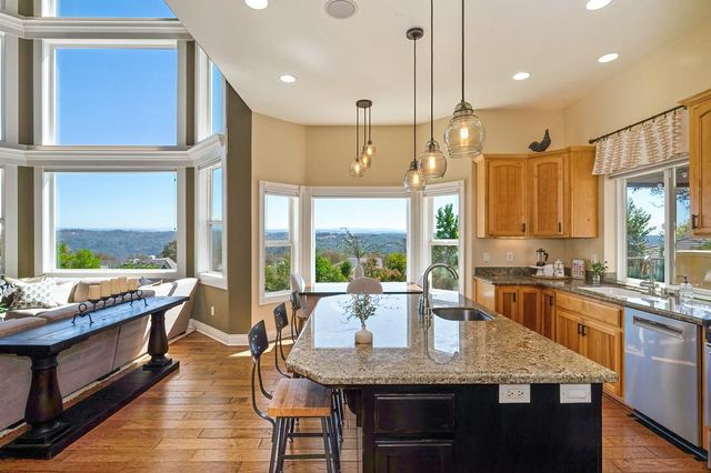 585 Riverview Dr, Auburn, CA 95603