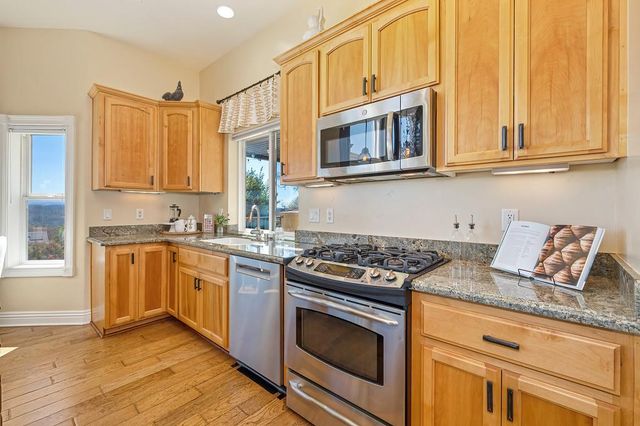 585 Riverview Dr, Auburn, CA 95603