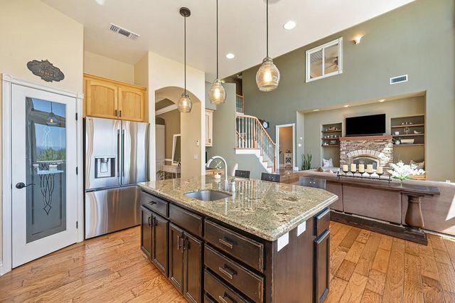 585 Riverview Dr, Auburn, CA 95603