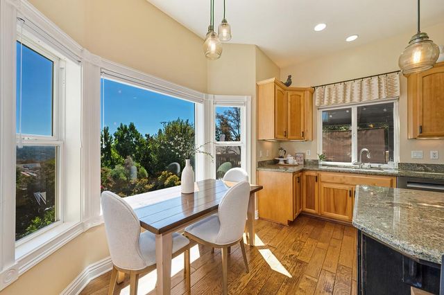 585 Riverview Dr, Auburn, CA 95603