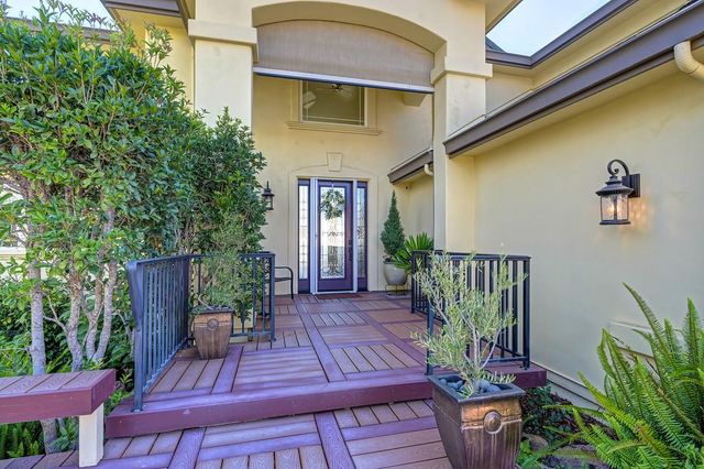 585 Riverview Dr, Auburn, CA 95603