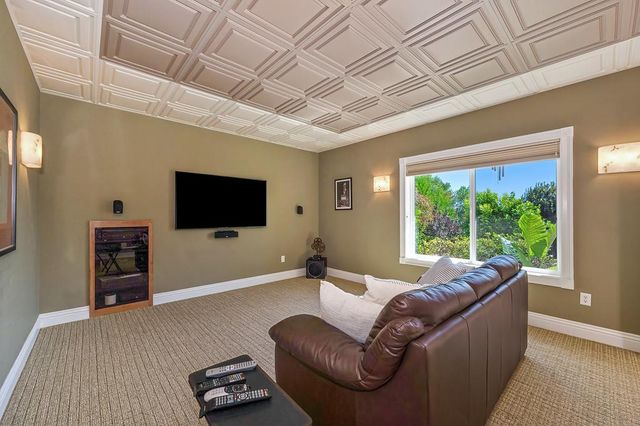 585 Riverview Dr, Auburn, CA 95603