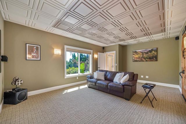 585 Riverview Dr, Auburn, CA 95603