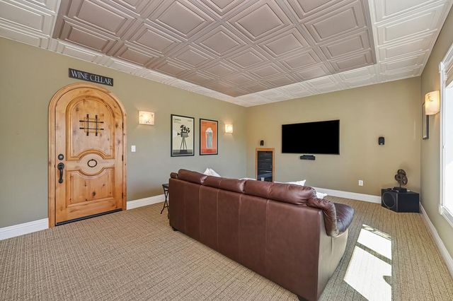585 Riverview Dr, Auburn, CA 95603
