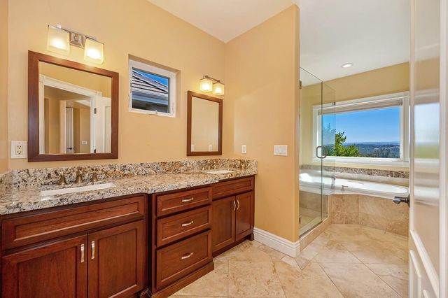 585 Riverview Dr, Auburn, CA 95603
