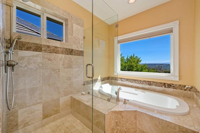 585 Riverview Dr, Auburn, CA 95603