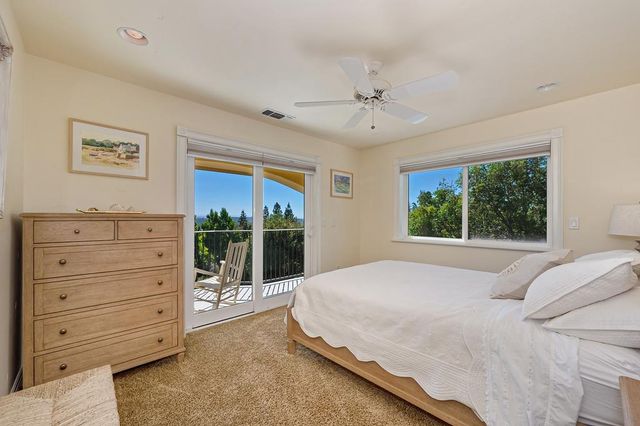 585 Riverview Dr, Auburn, CA 95603
