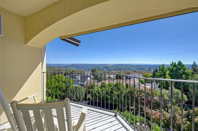 585 Riverview Dr, Auburn, CA 95603