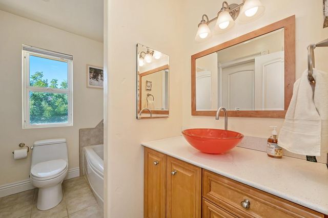 585 Riverview Dr, Auburn, CA 95603
