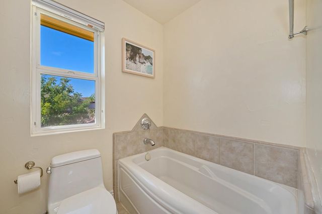 585 Riverview Dr, Auburn, CA 95603