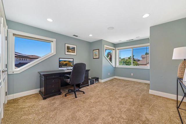 585 Riverview Dr, Auburn, CA 95603