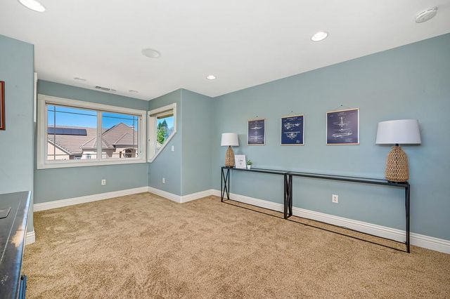 585 Riverview Dr, Auburn, CA 95603