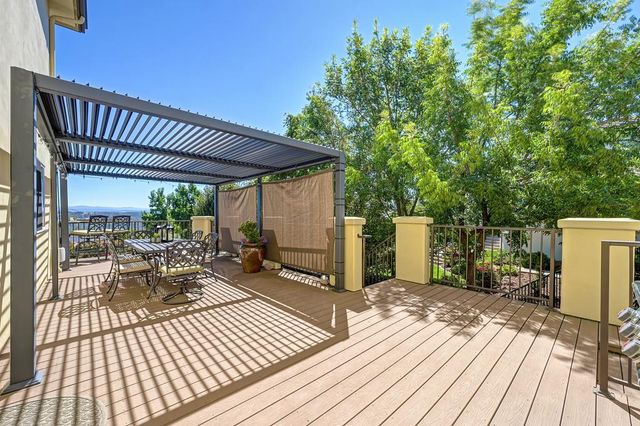 585 Riverview Dr, Auburn, CA 95603
