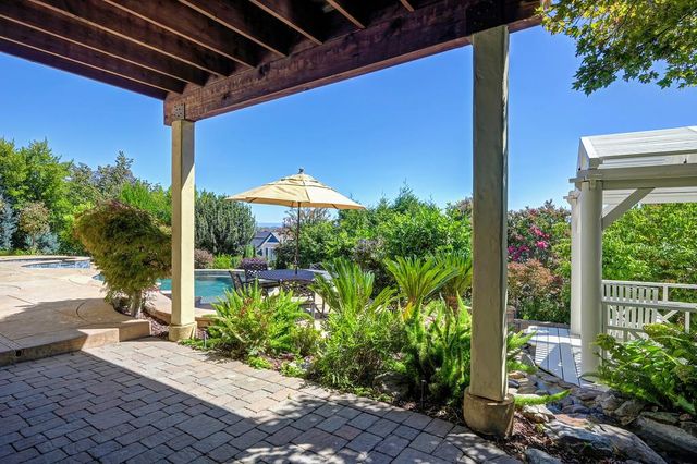 585 Riverview Dr, Auburn, CA 95603