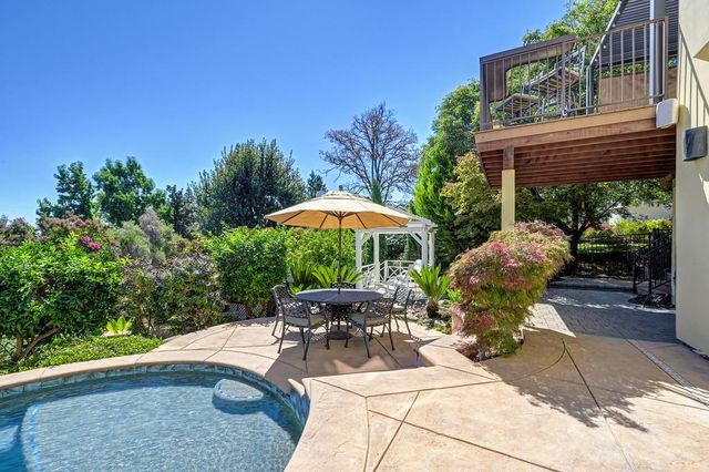 585 Riverview Dr, Auburn, CA 95603