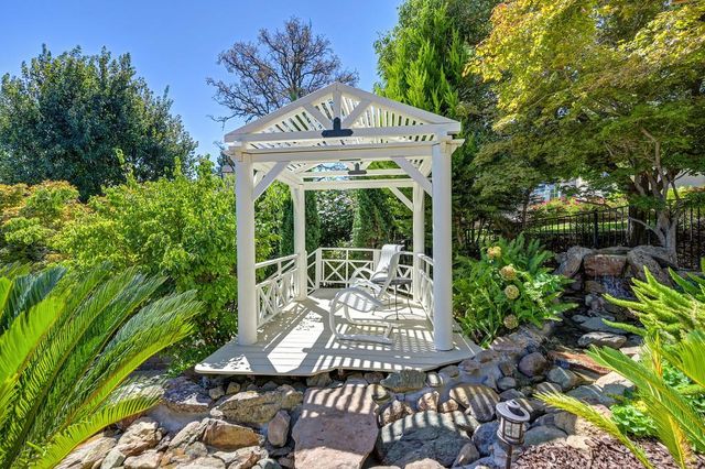 585 Riverview Dr, Auburn, CA 95603