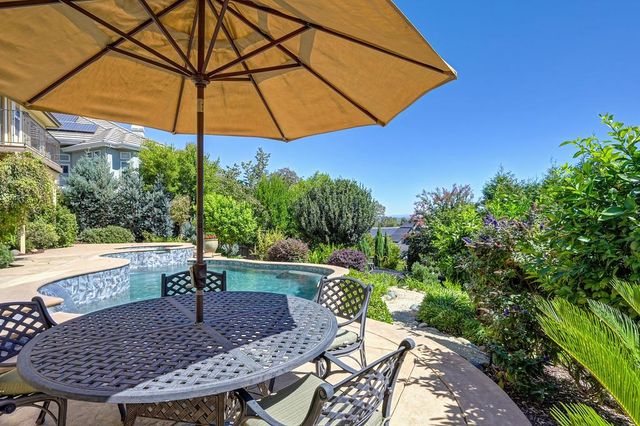 585 Riverview Dr, Auburn, CA 95603
