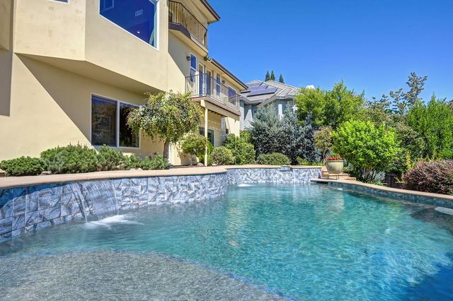 585 Riverview Dr, Auburn, CA 95603