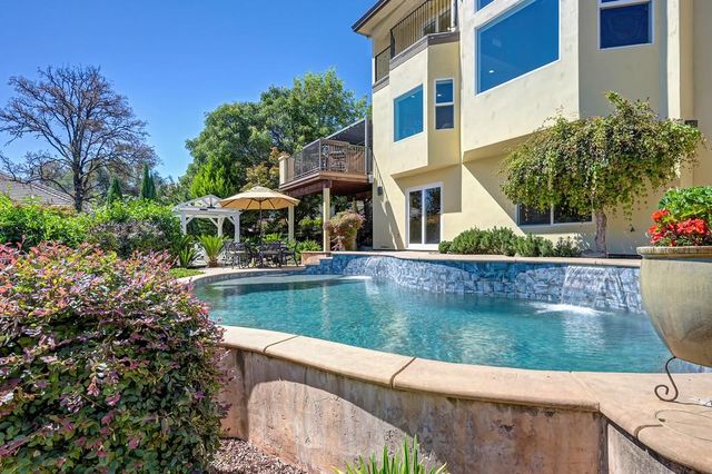 585 Riverview Dr, Auburn, CA 95603