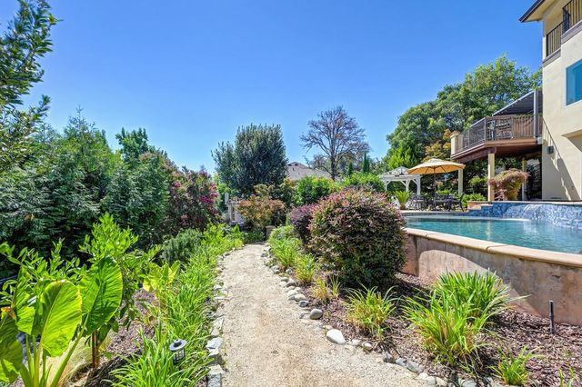 585 Riverview Dr, Auburn, CA 95603