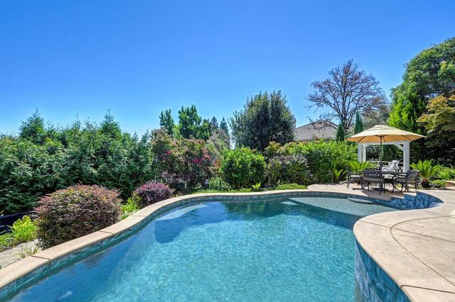 585 Riverview Dr, Auburn, CA 95603