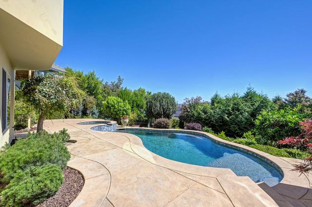 585 Riverview Dr, Auburn, CA 95603