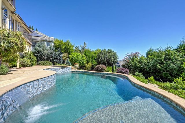 585 Riverview Dr, Auburn, CA 95603