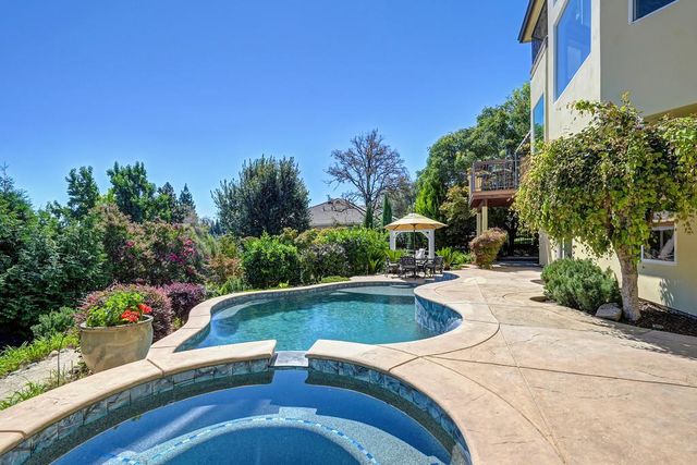 585 Riverview Dr, Auburn, CA 95603