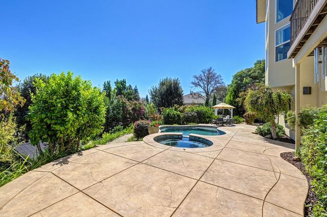 585 Riverview Dr, Auburn, CA 95603