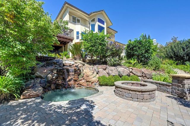 585 Riverview Dr, Auburn, CA 95603