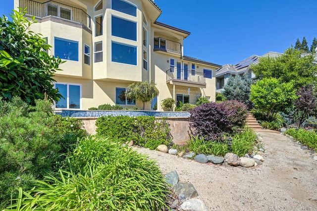 585 Riverview Dr, Auburn, CA 95603