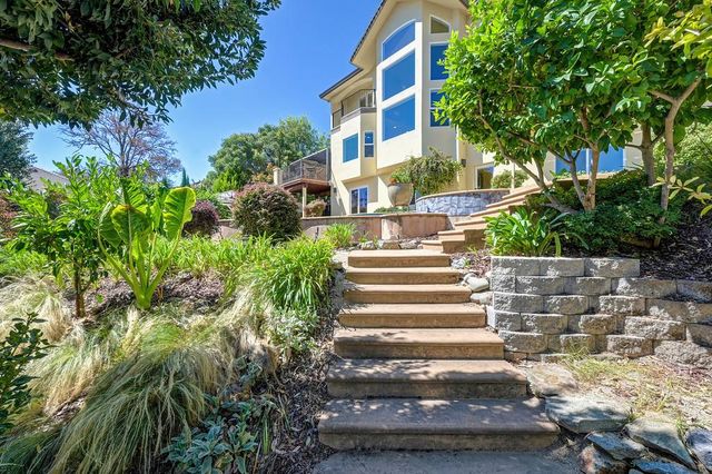 585 Riverview Dr, Auburn, CA 95603