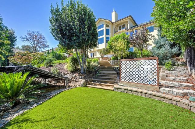 585 Riverview Dr, Auburn, CA 95603